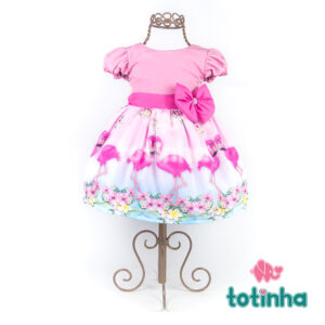 Vestido Flamingo Rosa com Laço Rosa e Flores