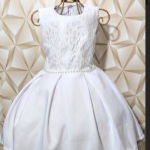 Vestido Branco com Renda e Pérolas