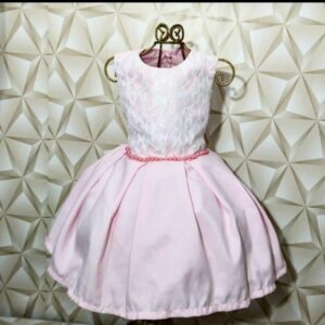 Vestido Rosa com Renda e Pérolas